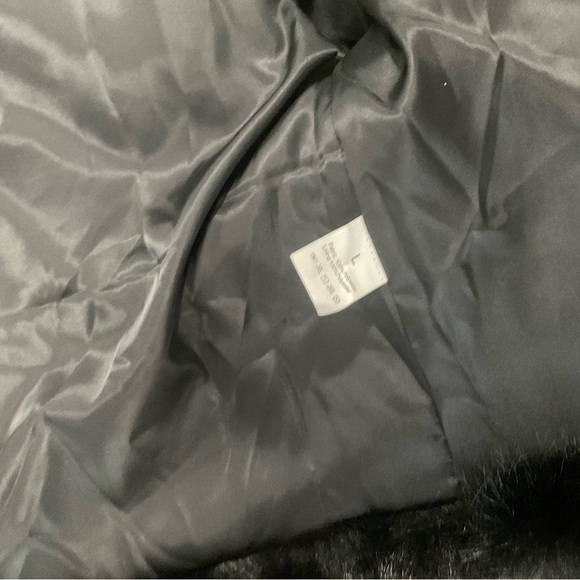 Gorgeous faux black fox fur coat with wide lapel. Size 8-10. - Picture 9 of 11